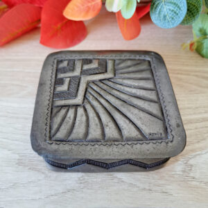 Boîte en étain Art Déco signée Petiz