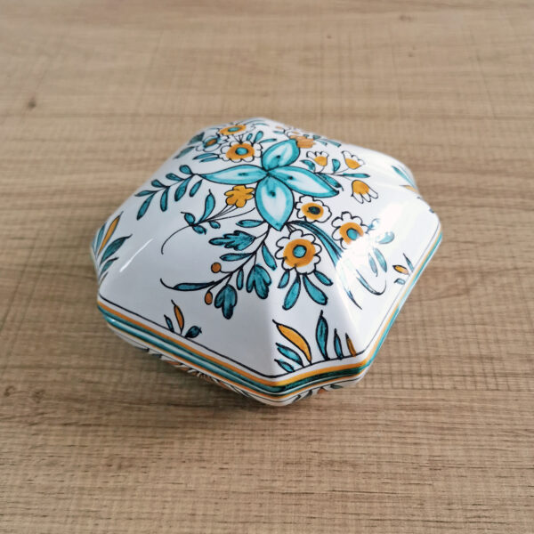 Boîte carrée en faïence émaillée décor floral peint à la main – signée – vintage artisanat sud européen