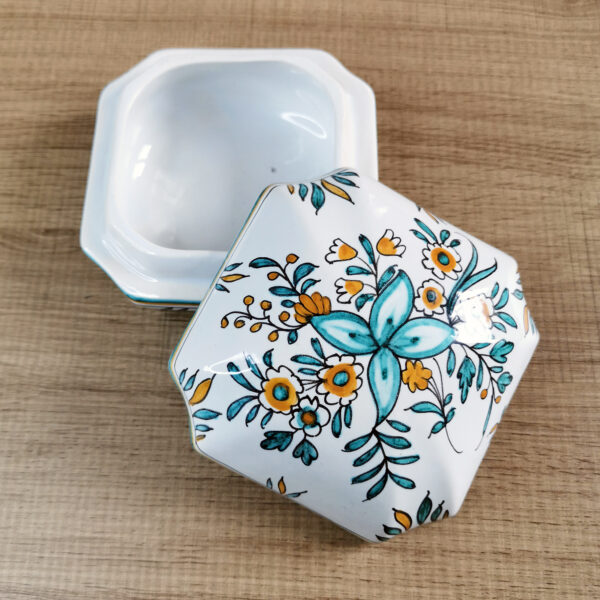 Boite carrée en faïence émaillée, décor floral - Années 70/90 – Image 2
