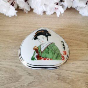 Boîte cœur japonaise en porcelaine avec motif de geisha kimono vert
