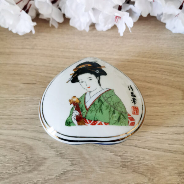 Boîte cœur japonaise en porcelaine avec motif de geisha kimono vert