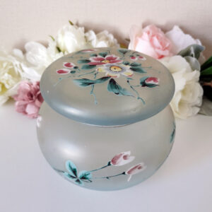 Bonbonnière ancienne en verre dépoli avec décor floral peint à la main, années 1920–1940