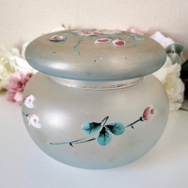 Bonbonnière ancienne en verre dépoli, décor floral émaillé (années 1920/1940) – Image 4