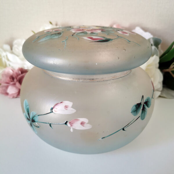 Bonbonnière ancienne en verre dépoli, décor floral émaillé (années 1920/1940) – Image 5
