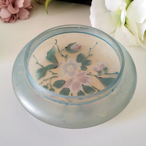 Bonbonnière ancienne en verre dépoli, décor floral émaillé (années 1920/1940) – Image 6
