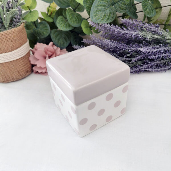 boîte carrée en céramique blanche et mauve à pois avec couvercle assorti