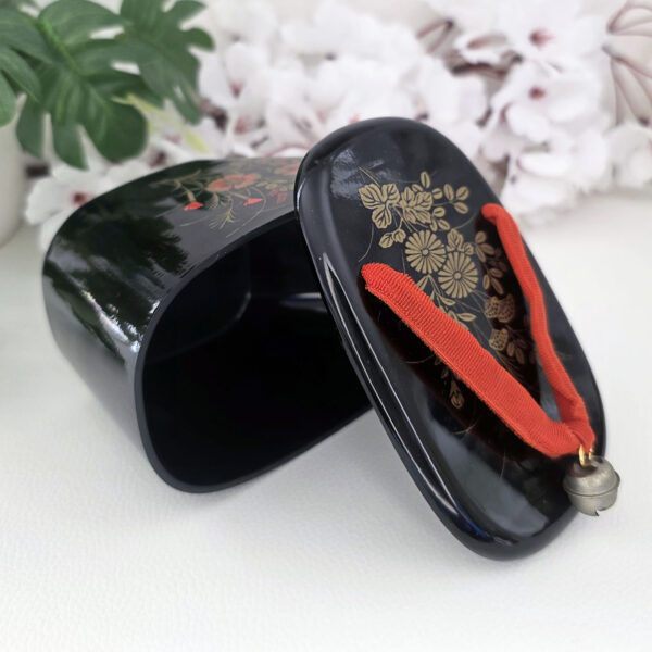 Petite boite japonaise vintage en forme de tong noire à décor floral (années 60–70) – Image 2