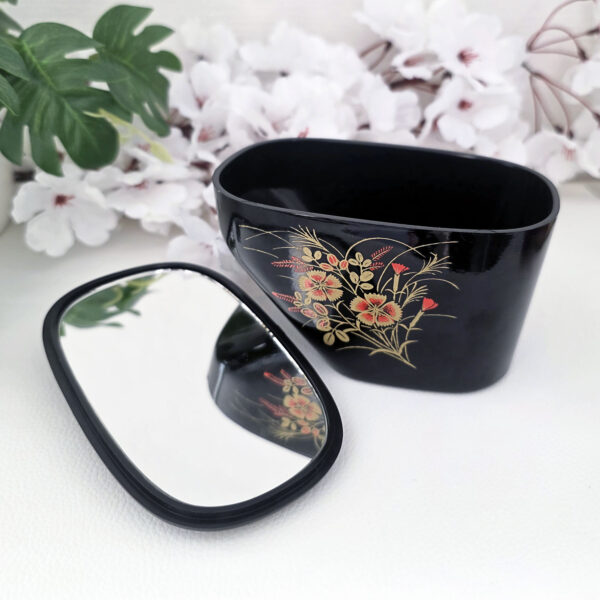 Intérieur de la boîte japonaise noire à fleurs dorées avec miroir