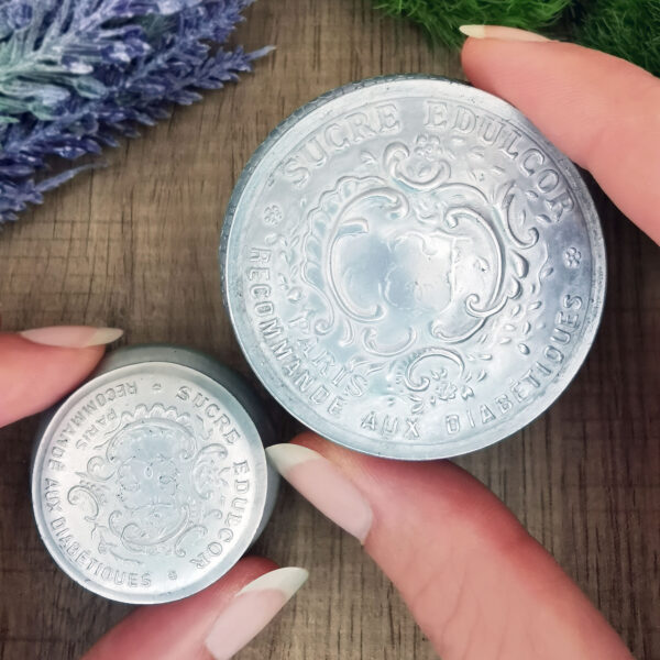 Lot de 2 petites boites rondes en aluminium à sucrettes (Années 1900/1920) – Image 2