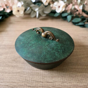 Boîte Art Déco en bronze patiné vert-de-gris, couvercle à anse – années 1920–1930, France