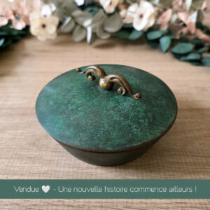 Boîte Art Déco en bronze patiné vert-de-gris, couvercle à anse – années 1920–1930, France