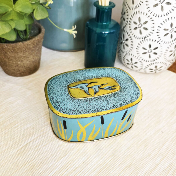 boîte ancienne vintage en métal bleu et doré avec oiseaux en relief – années 50