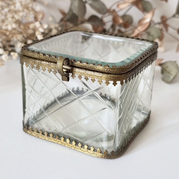 boite vitrine ancienne carrée en verre biseauté et laiton doré Belle Époque vers 1900