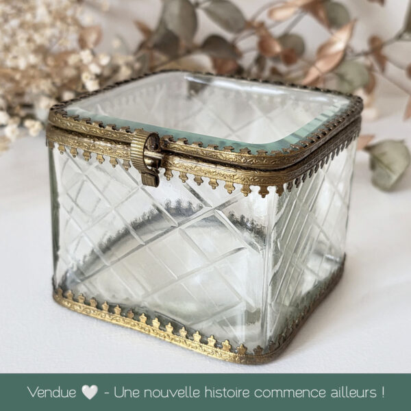 boite vitrine ancienne carrée en verre biseauté et laiton doré Belle Époque vers 1900