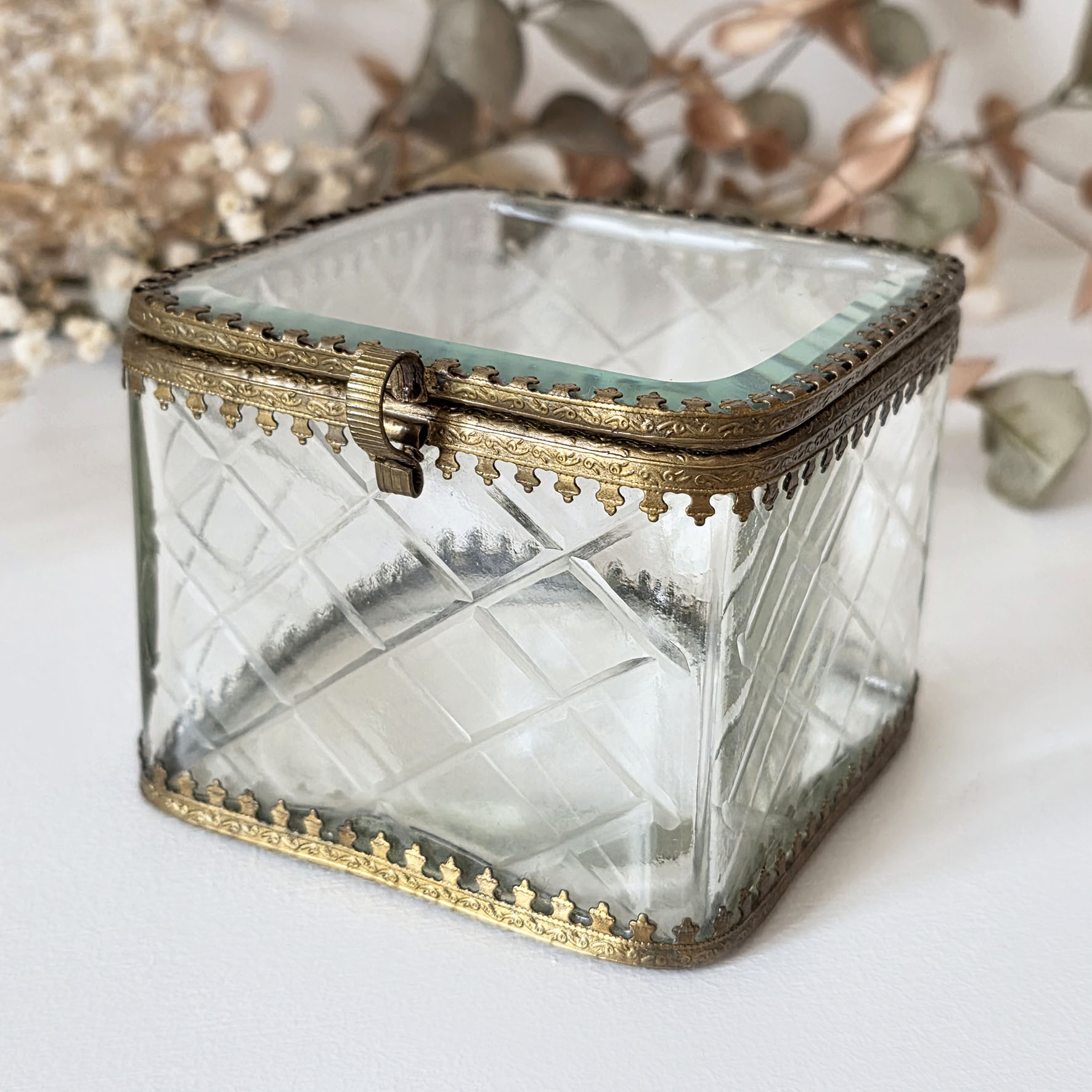 boite vitrine ancienne carrée en verre biseauté et laiton doré Belle Époque vers 1900