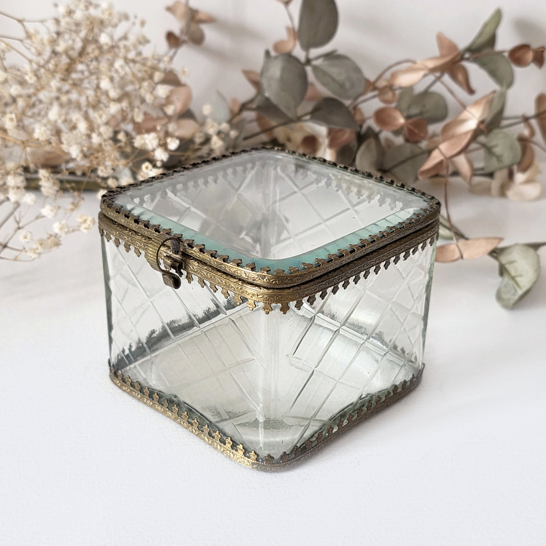 Boite vitrine ancienne en verre gravé et laiton - Belle Époque (Années 1890/1910) – Image 2