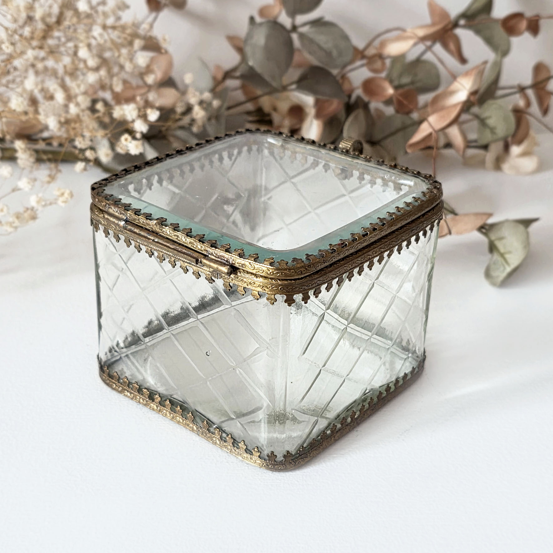 Boite vitrine ancienne en verre gravé et laiton - Belle Époque (Années 1890/1910) – Image 4