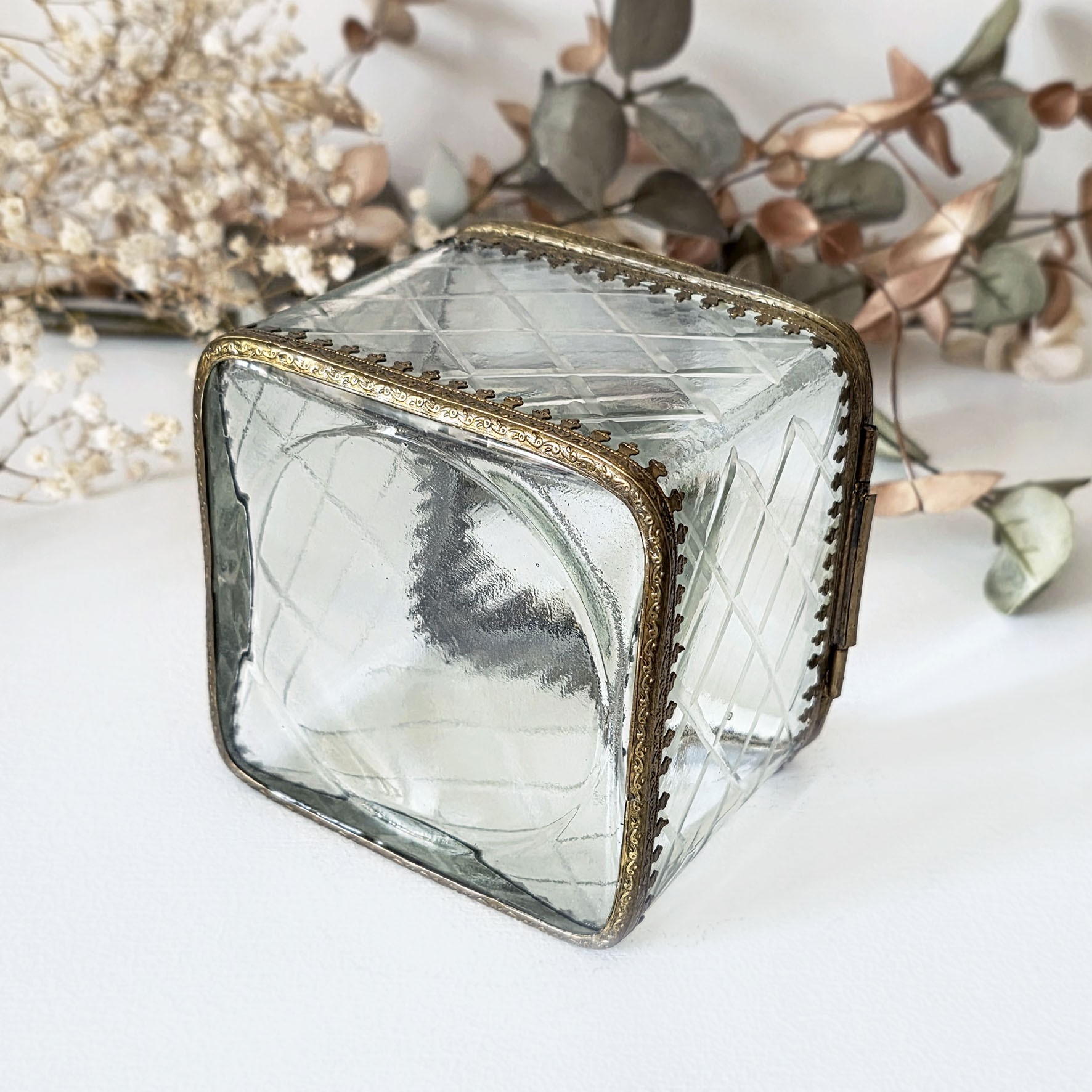 Boite vitrine ancienne en verre gravé et laiton - Belle Époque (Années 1890/1910) – Image 6