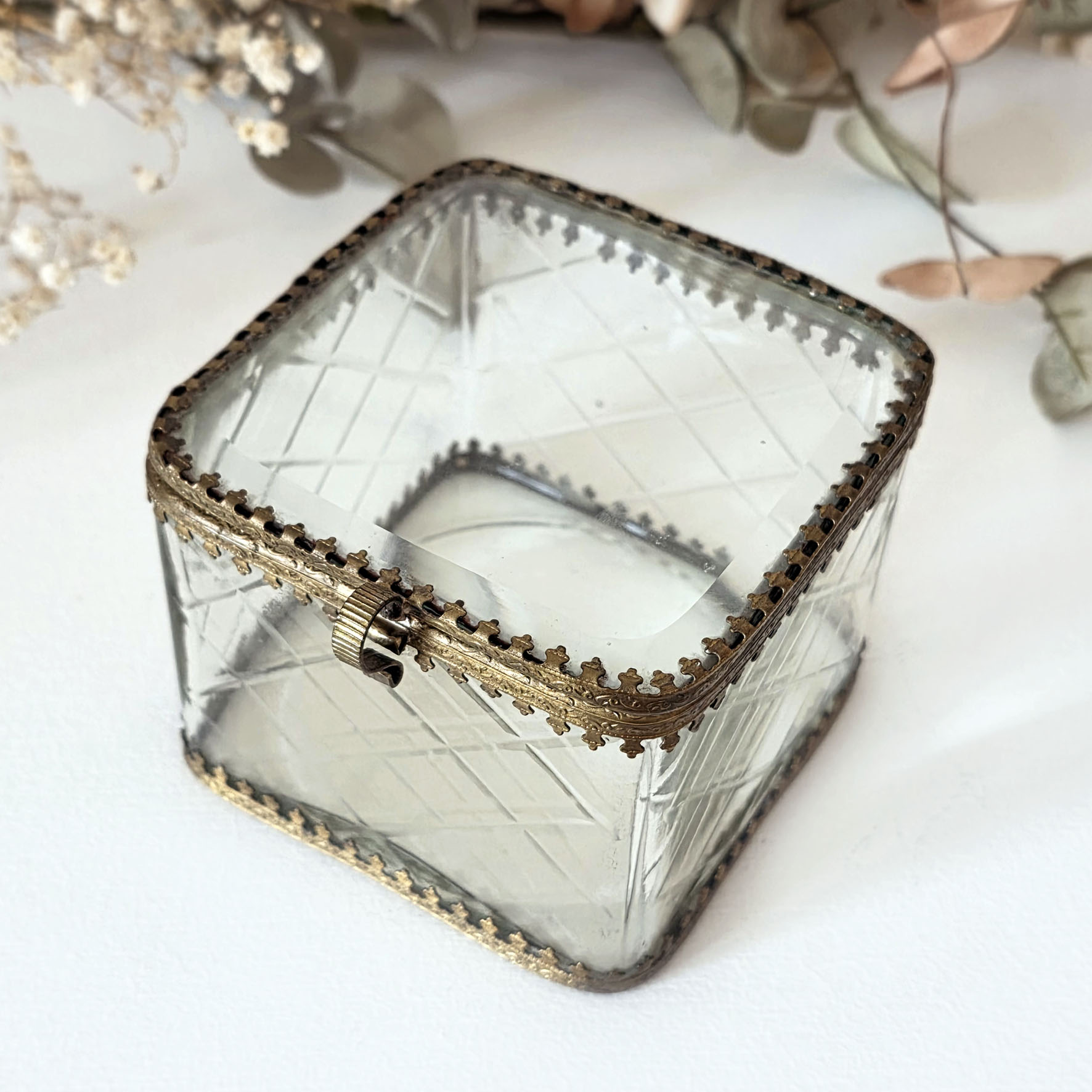 boîte ancienne carrée en verre biseauté et laiton doré Belle Époque vers 1900