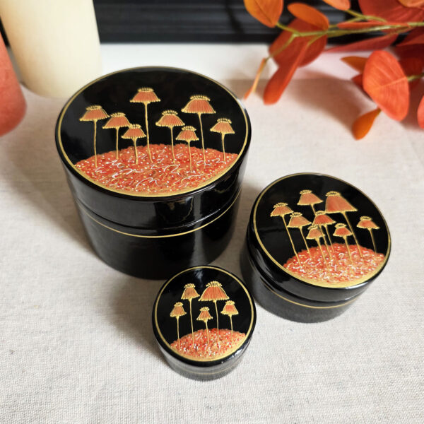 Boîtes gigognes en papier mâché laqué noir peintes à la main avec motifs dorés en relief.