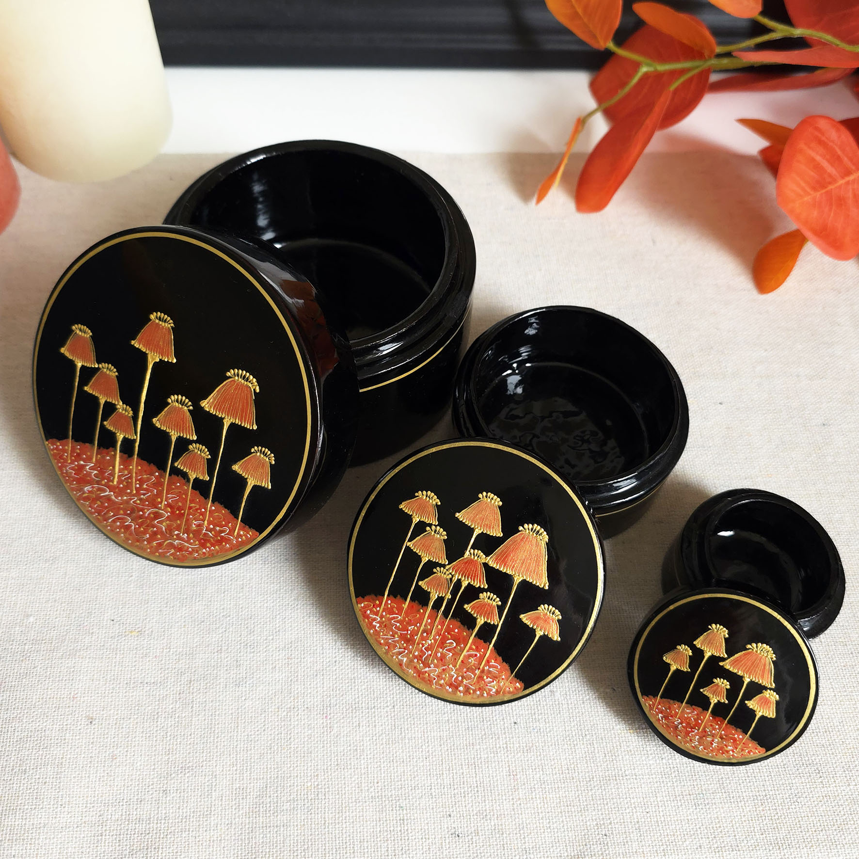 Lot de trois boites gigognes laquées - Papier mâché peint à la main (Asie, fin XXᵉ siècle) – Image 2