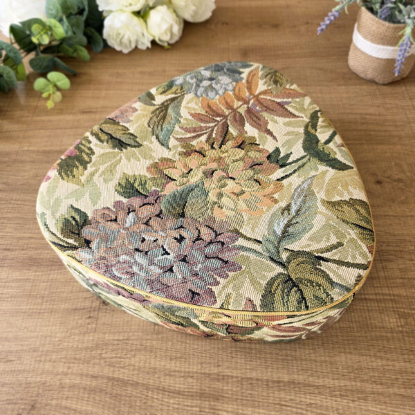 grande boîte vintage recouverte de tissu fleuri avec intérieur doré