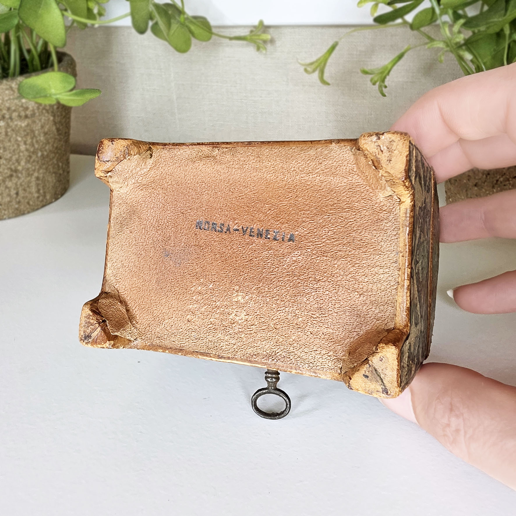 coffret ancien en cuir patiné Norsa Venezia, fabrication artisanale vénitienne fin XIXe siècle avec clé fonctionnelle, idéal en déco contemporaine