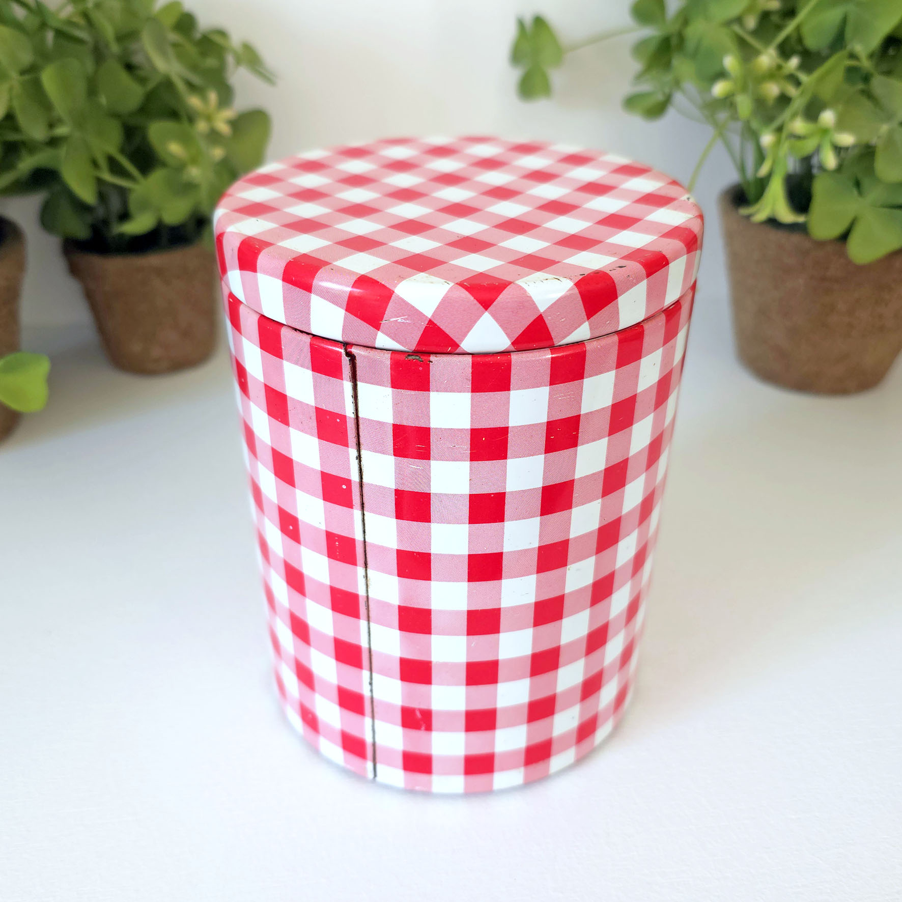 Boite vintage en métal Massily vichy rouge & blanc (années 1960/1970) – Image 2
