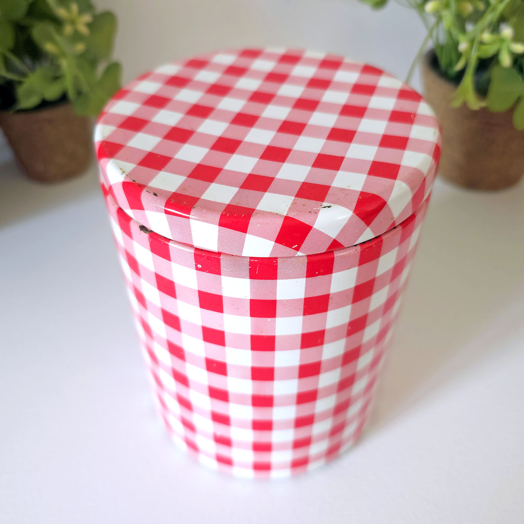 Boite vintage en métal Massily vichy rouge & blanc (années 1960/1970) – Image 3