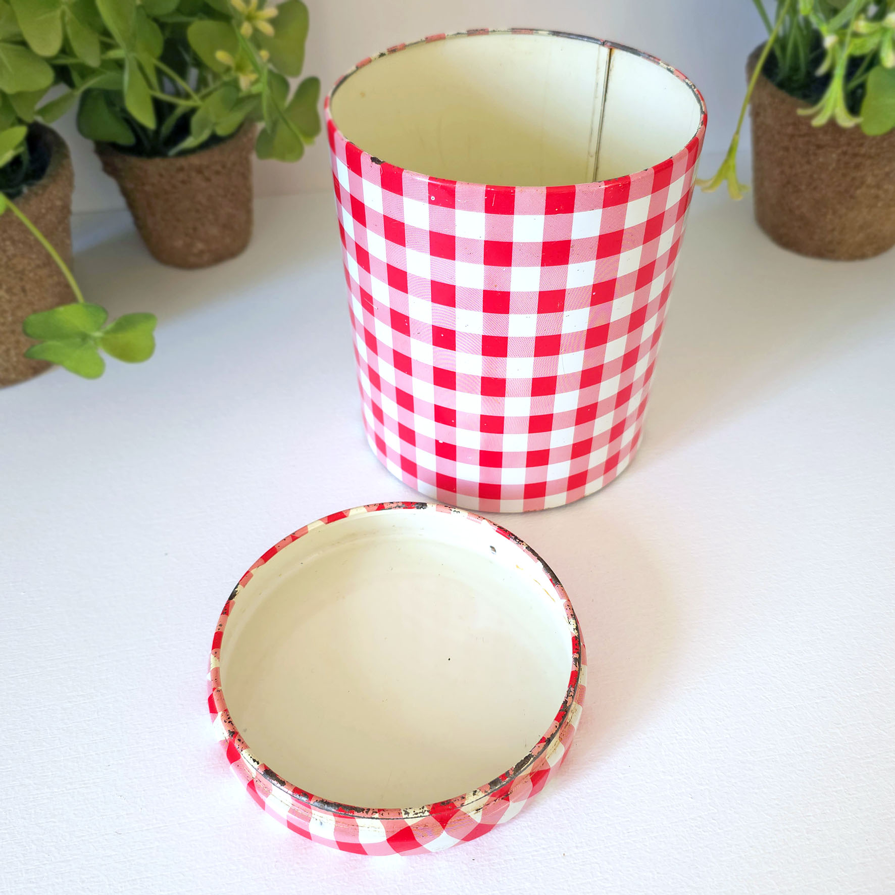 Boite vintage en métal Massily vichy rouge & blanc (années 1960/1970) – Image 4