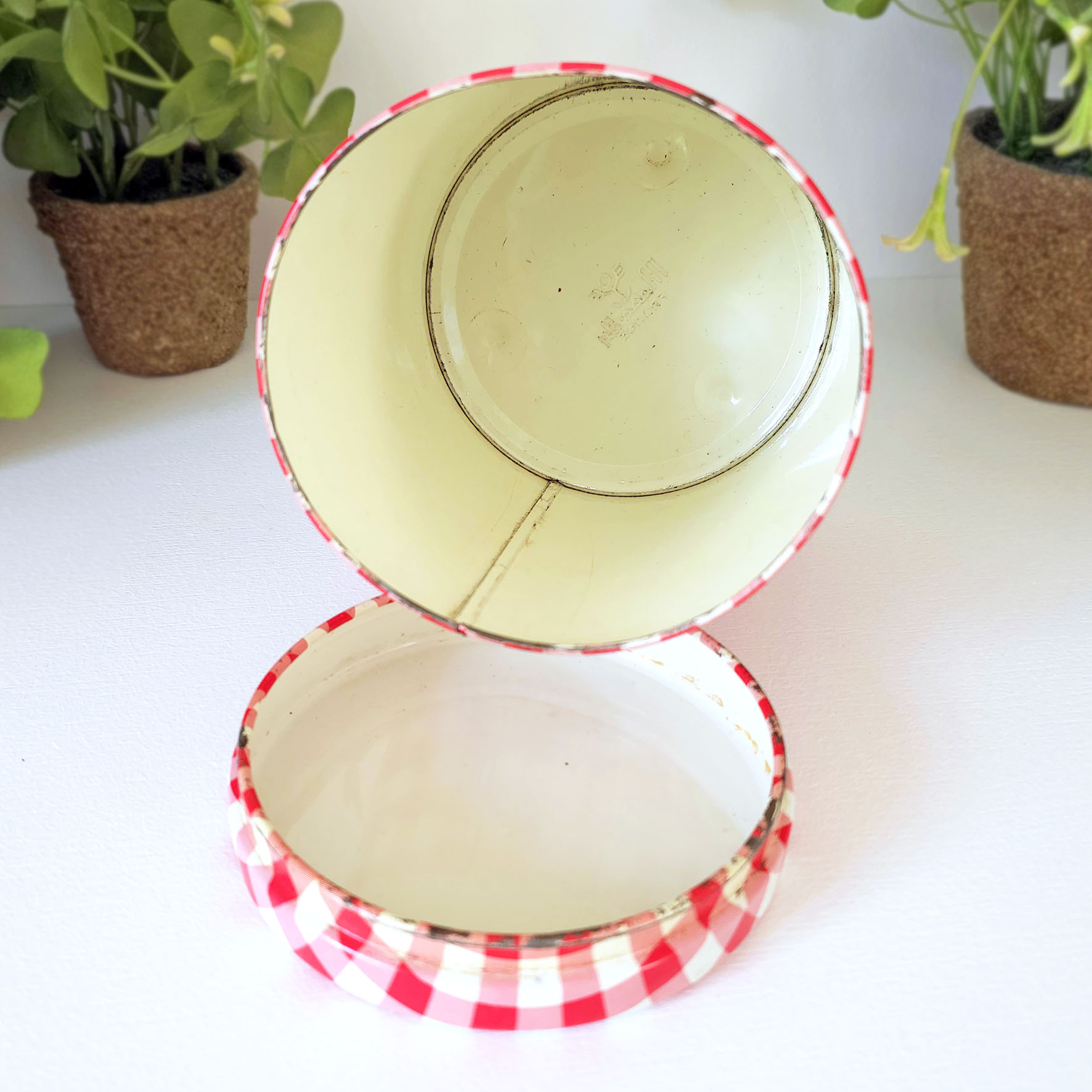 Boite vintage en métal Massily vichy rouge & blanc (années 1960/1970) – Image 5