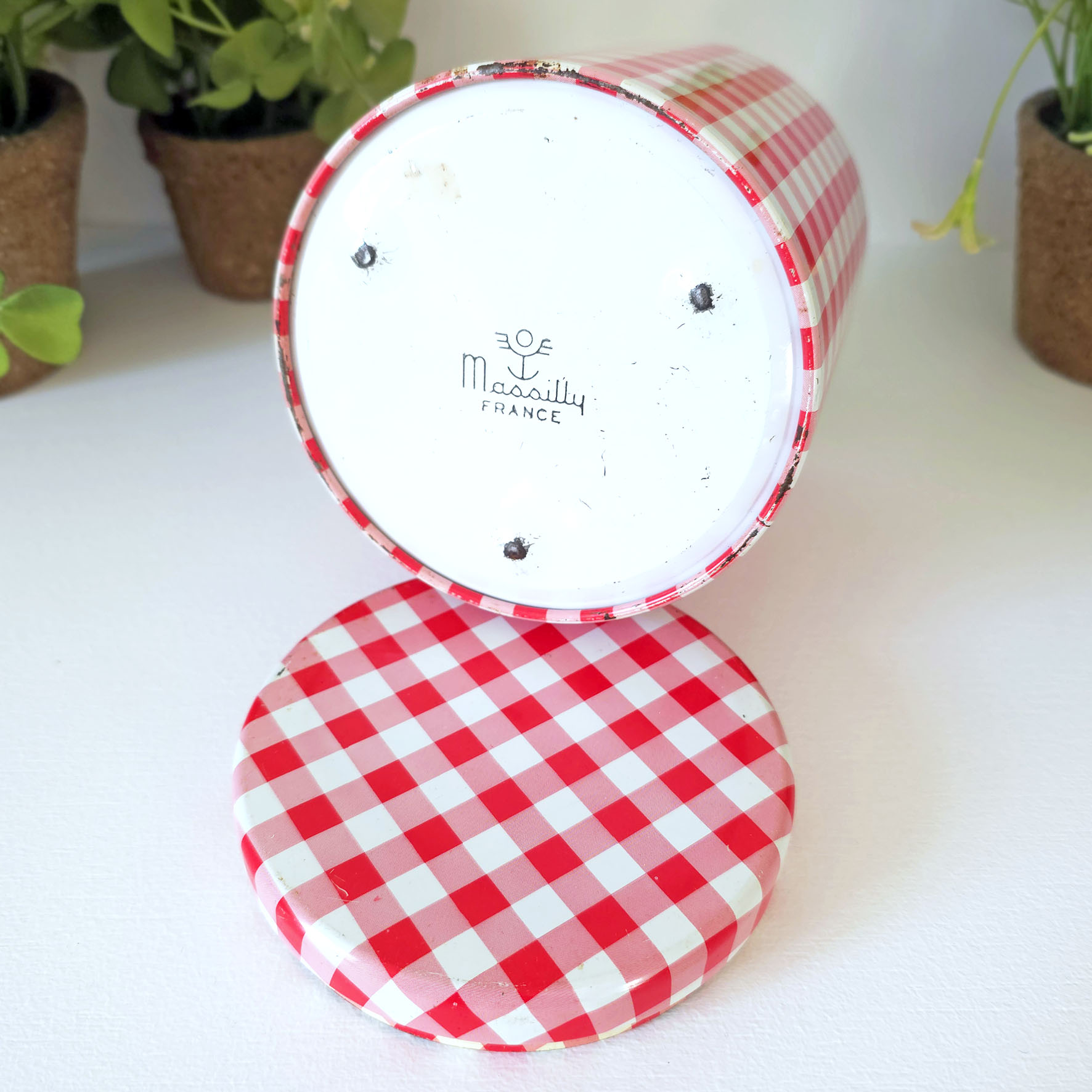 Boite vintage en métal Massily vichy rouge & blanc (années 1960/1970) – Image 6