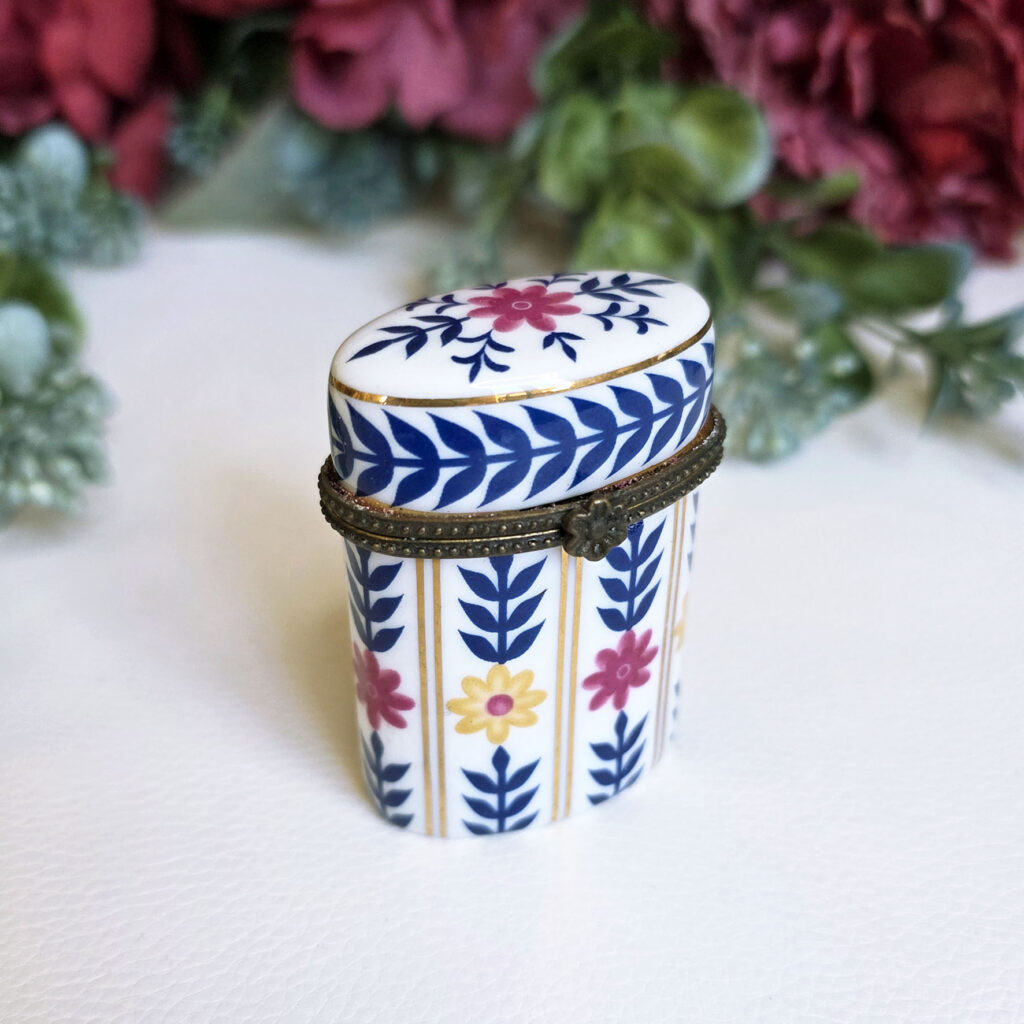 petite boîte pilulier en porcelaine Porcelain Art à décor floral bleu rose et jaune