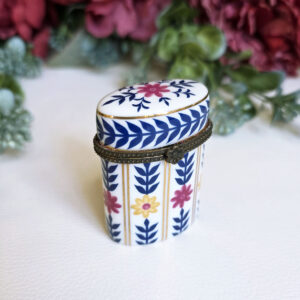 petite boîte pilulier en porcelaine Porcelain Art à décor floral bleu rose et jaune
