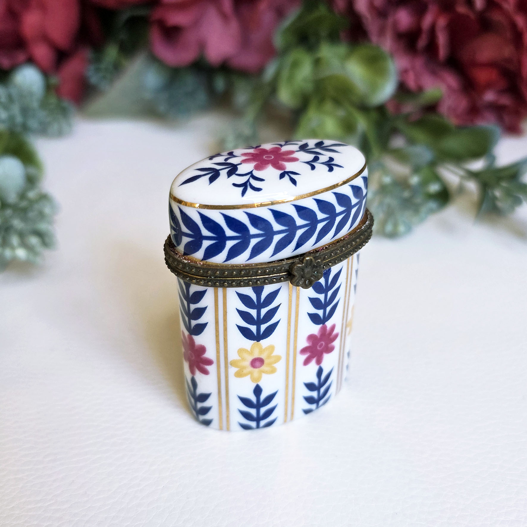 petite boîte pilulier en porcelaine Porcelain Art à décor floral bleu rose et jaune