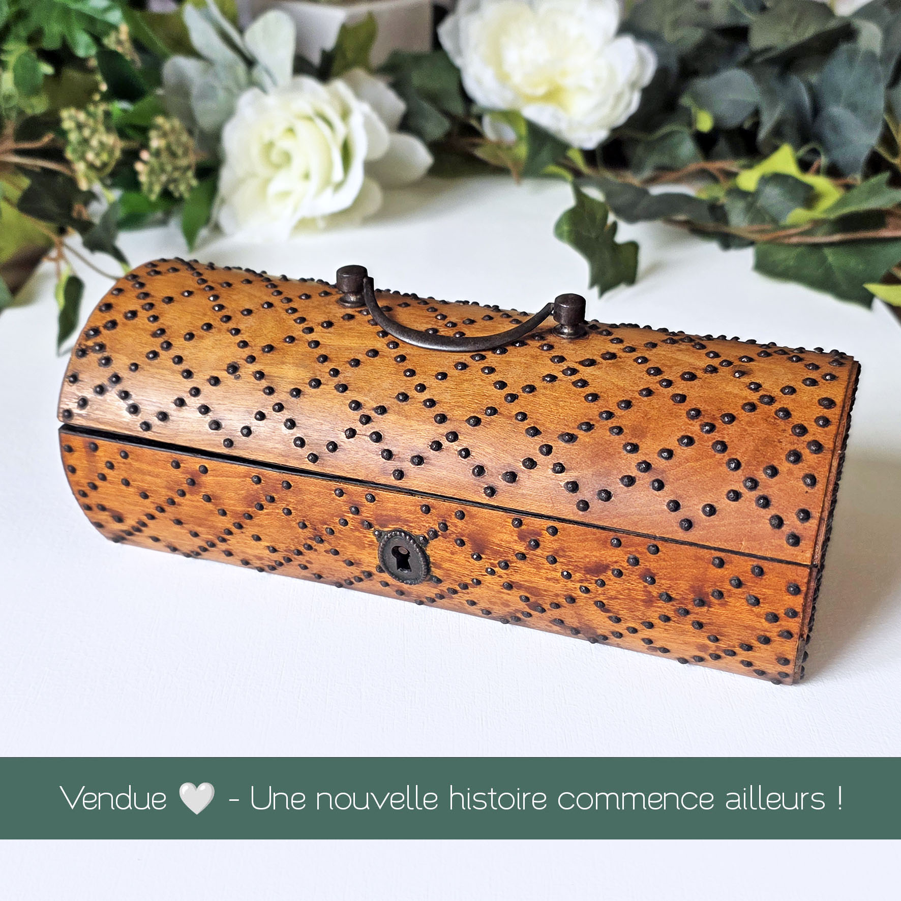 Boîte ancienne en bois cloutée vers 1900, coffret décoratif français