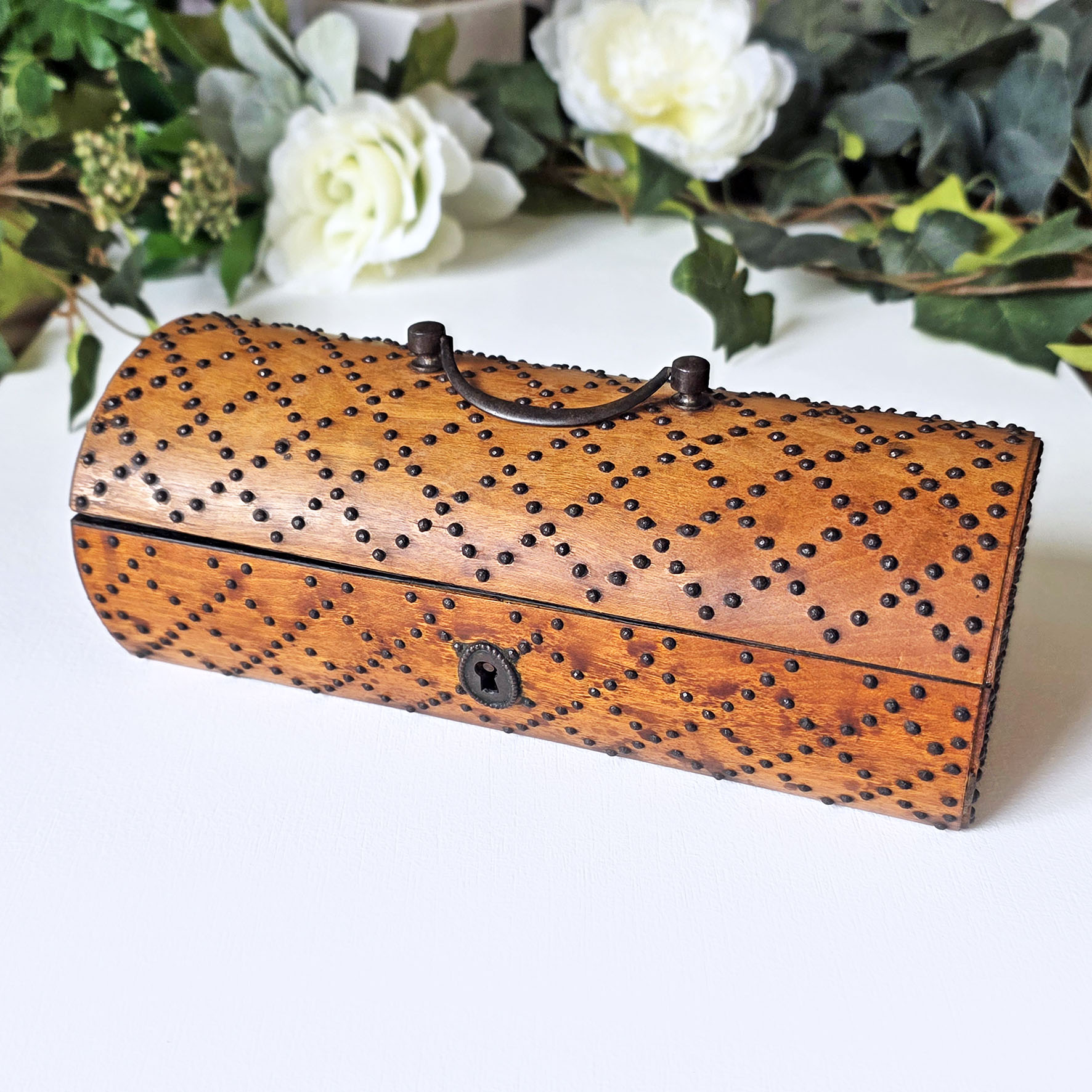 Boîte ancienne en bois cloutée vers 1900, coffret décoratif français