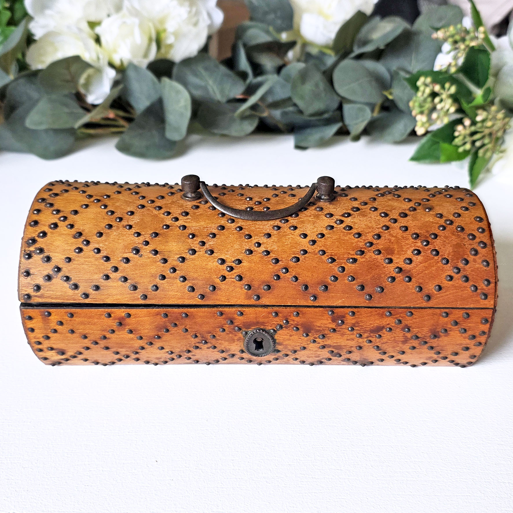 Boite ancienne en bois cloutée - Coffret de rangement (vers 1900) – Image 2