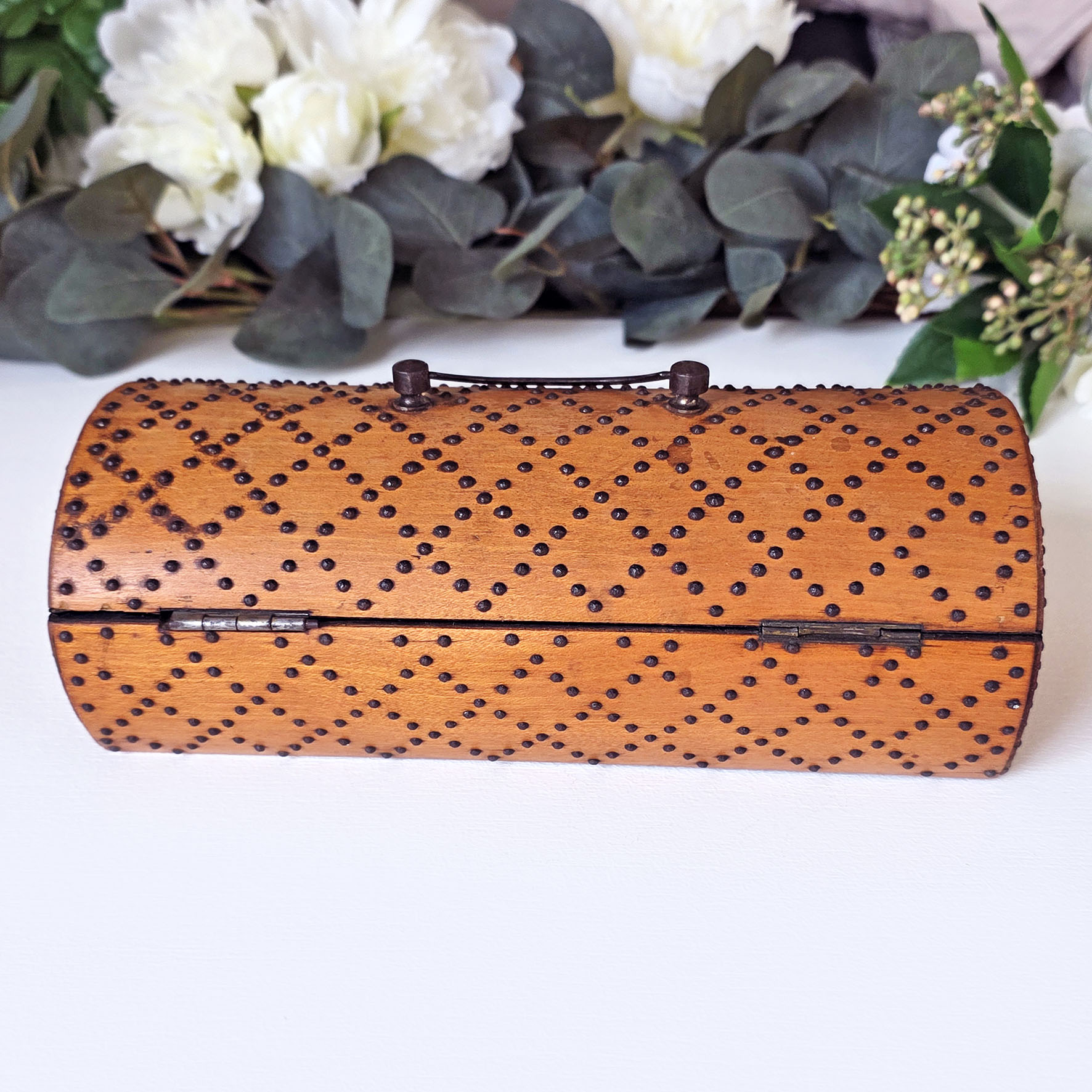 Boite ancienne en bois cloutée - Coffret de rangement (vers 1900) – Image 3