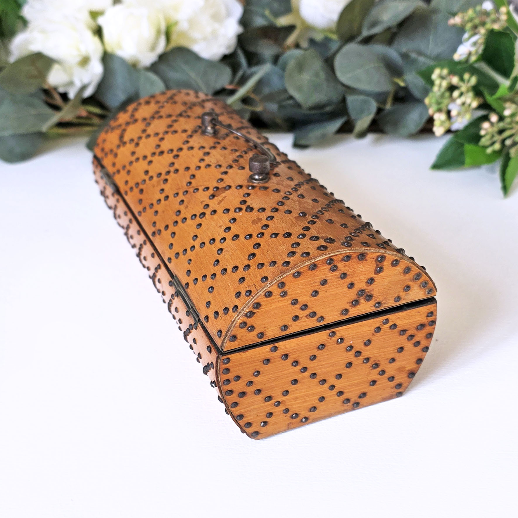 Boite ancienne en bois cloutée - Coffret de rangement (vers 1900) – Image 4