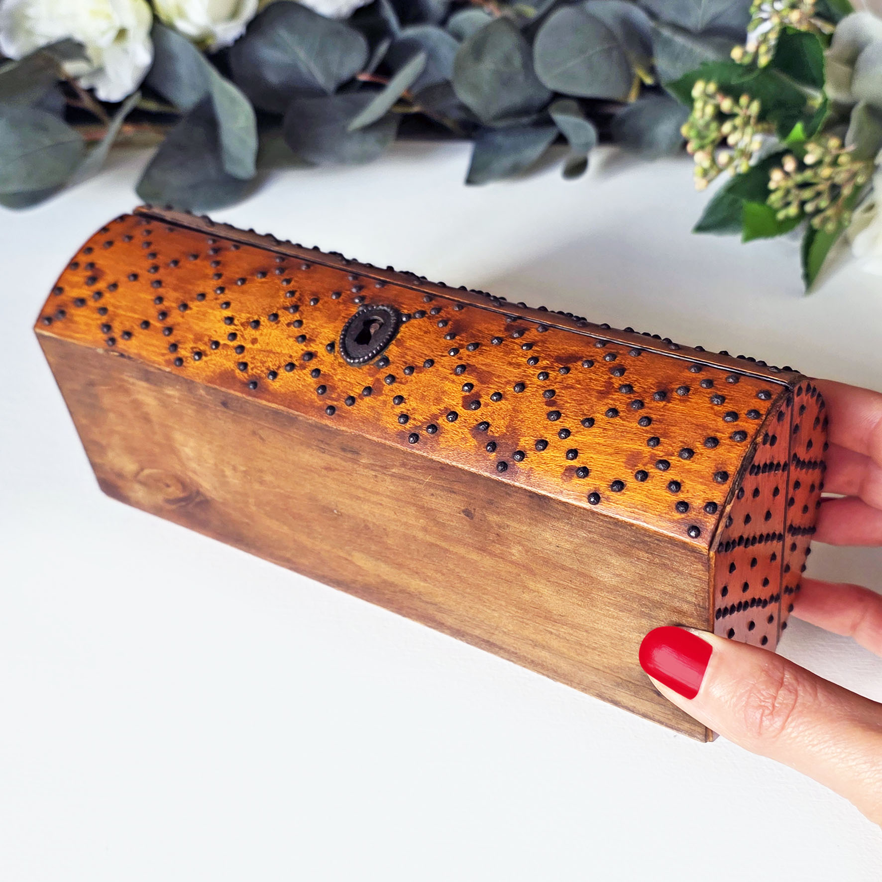 Boite ancienne en bois cloutée - Coffret de rangement (vers 1900) – Image 6