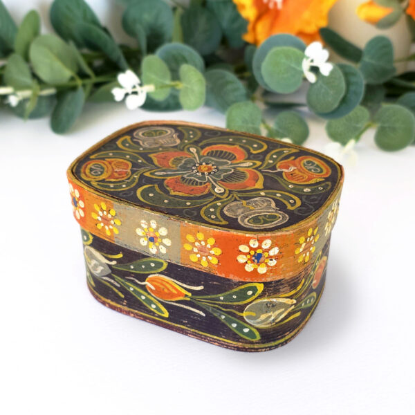 Boîte folklorique peinte à la main en bois cintré avec décor floral ancien, Europe de l’Est, années 1950