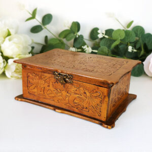 Boîte ancienne en bois sculpté aux motifs Art Nouveau, vers 1900, vue trois-quarts fermée