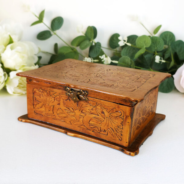 Boîte ancienne en bois sculpté aux motifs Art Nouveau, vers 1900, vue trois-quarts fermée
