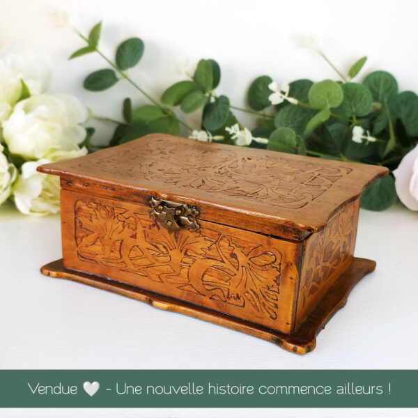 Boîte ancienne en bois sculpté aux motifs Art Nouveau, vers 1900, vue trois-quarts fermée