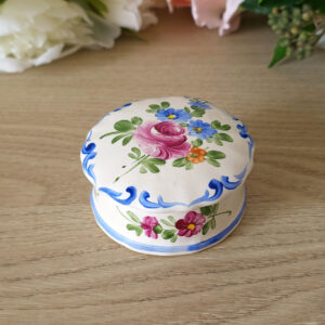 Petite boîte ronde vintage en porcelaine décor floral peint à la main années 60