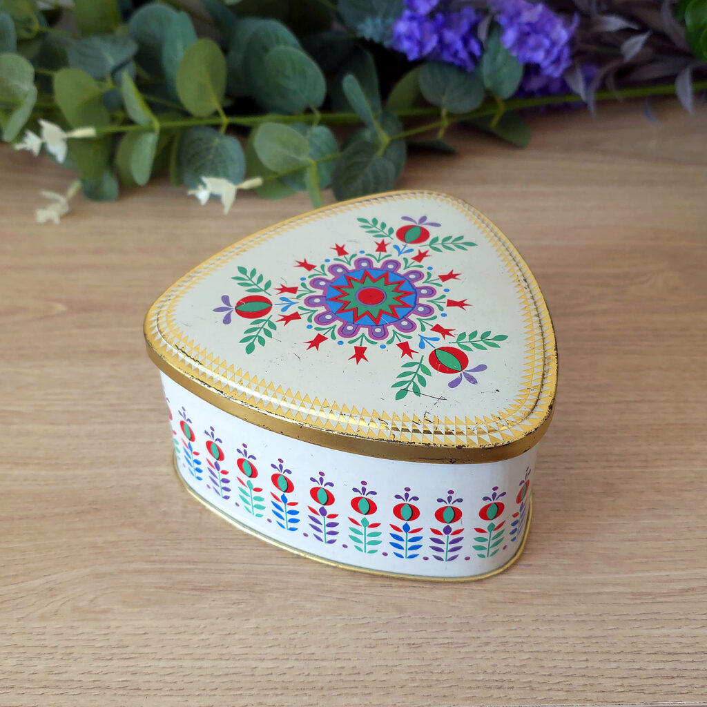 Boîte vintage en métal triangulaire à décor floral coloré des années 60-70